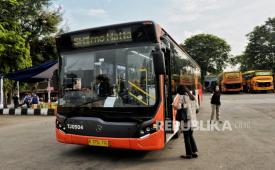 Passengers board Transjakarta bus route Kalideres - Soekarno Hatta.