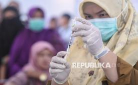 Petugas kesehatan menyiapkan vaksin yang akan diberikan kepada calon haji di Puskesmas Baqa, Samarinda Seberang, Samarinda, Kalimantan Timur, Senin (9/2/2026). Dinas Kesehatan Kota Samarinda melakukan vaksinasi meningitis dan influenza kepada 1.071 orang calon haji Kota Samarinda tahun 2026 sebagai syarat wajib sebelum melaksanakan ibadah ke Arab Saudi. 