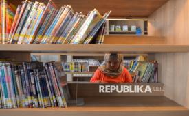 Sejumlah anak membaca buku di Perpustakaan Jakarta, Taman Ismail Marzuki (TIM), Jakarta, Rabu (1/7/2026). Sejumlah penelitian menunjukkan kebiasaan membaca dapat memberikan manfaat bagi kesehatan otak, kesehatan mental, bahkan berpotensi mendukung usia hidup yang lebih panjang.
