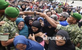 Prajurit Batalyon Yonif TP 939/Macan Putih mengatur antrean warga saat pembagian paket sembako pada bakti sosial bagi kaum duafa dan yatim piatu di Alun-alun Dadaha, Kota Tasikmalaya, Jawa Barat, Senin (25/5/2026). Sebanyak 3.700 paket sembako disalurkan kepada masyarakat Kota dan Kabupaten Tasikmalaya hasil kolaborasi Kemendes PDTT, Sahabat Ryano, Pangdam III/Siliwangi, Gandara Group, dan Batalyon TP 939/Macan Putih sebagai wujud TNI hadir di tengah masyarakat dan dekat dengan rakyat. 
