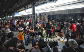 Sejumlah penumpang kereta api berjalan keluar setibanya di Stasiun Pasar Senen, Jakarta, Jumat (4/4/2025). PT Kereta Api Indonesia (KAI) Daerah Operasi (Daop) 1 Jakarta melaporkan kondisi terkini terkait volume penumpang selama periode arus balik Lebaran 1446 H/2025, yang diperkirakan mencapai puncaknya pada hari ini. Sejak dimulai pada 31 Maret 2025, arus balik kali ini menunjukkan angka yang cukup tinggi, dengan kedatangan penumpang yang terus meningkat setiap harinya. Pada hari ini 4 April 2025, volume penumpang yang datang ke Daop 1 Jakarta terus menunjukkan angka yang signifikan, dengan jumlah penumpang yang datang mencapai 52.056 orang. Dengan rincian kedatangan penumpang di stasiun-stasiun besar di Jakarta yaitu Stasiun Gambir 16.700 penumpang dan Stasiun Pasar Senen 18.250 penumpang serta sisanya distasiun lainnya.