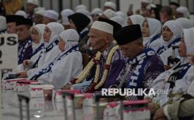 Jamaah haji mengikuti acara penyambutan jamaah saat tiba di Asrama Haji Pondok Gede, Jakarta, Kamis (12/6/2025). Sebanyak 393 jamaah haji kloter pertama embarkasi JKG tiba di Indonesia dan mengikuti penyambutan kepulangan jamaah melaksanakan ibadah haji di Asrama Haji Pondok Gede.