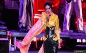 Syahrini kembali ke panggung setelah tujuh tahun vakum.