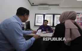 Karyawan memberikan informasi kepada nasabah mengenai pembiayaan paket perjalanan haji plus dan umrah Prohajj Plus Bank Muamalat di Kantor Cabang Fatmawati, Jakarta, Rabu (30/7/2025).