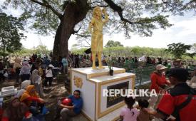 Sejumlah buruh beristirahat di dekat patung Marsinah saat ziarah makam pahlawan nasional Marsinah di Desa Nglundo, Kabupaten Nganjuk, Jawa Timur, Jumat (1/5/2026). Ratusan buruh dari sejumlah daerah melakukan ziarah di makam pejuang buruh tersebut guna memperingati Hari Buruh Internasional. 