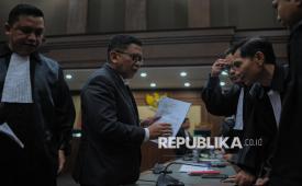 Terdakwa Hasto Kristiyanto berbincang dengan penasihat hukumnya saat akan menjalani sidang pembacaan tuntutan di Pengadilan Negeri Tipikor, Jakarta, Kamis (3/7/2025). Sekretaris Jenderal PDI Perjuangan Hasto Kristiyanto dituntut oleh jaksa penuntut umum (JPU) KPK dengan pidana 7 tahun penjara denda Rp600 juta subsidair 6 bulan kurungan penjara. Jaksa penuntut umum (JPU) menilai Hasto telah terbukti melakukan tindak pidana suap dan perintangan penyidikan terhadap perkara Harun Masiku.