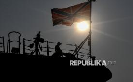 Prajurit Angkatan Laut Rusia yang merupakan kru fregat RFS Marshal Shaposhnikov (543) berpatroli di atas geladak saat kapal bersandar di Dermaga Ex Presiden, Tanjung Priok, Jakarta, Jumat (2/10/2026). Kapal tersebut menjadi bagian dari gugus tugas Armada Pasifik Rusia yang melakukan kunjungan ke Indonesia sebagai bagian dari diplomasi pertahanan dan upaya memperkuat hubungan maritim kedua negara.