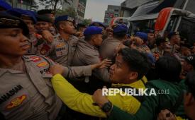 Massa dari Front Mahasiswa Nasional menggelar aksi di kawasan Sudirman, Jakarta, Selasa (18/8/2026). Dalam aksinya, massa mengkritisi kebijakan pemerintah Prabowo - Gibran yang dinilai tidak berpihak kepada kepentingan masyarakat. Selain itu massa menuntut pemerintah untuk menurunkan harga bahan pokok, hentikan program MBG dan KDMP yang dinilai rawan terjadinya praktik korupsi, tetapkan bencana Sumatera dan NTT sebagai bencana Nasional dan percepat pemulihan wilayah terdampak bencana.