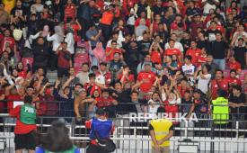 Suporter timnas Indonesia melakukan selebrasi seusai mengalahkan Bangladesh dalam pertandingan penyisihan Grup A FIFA ASEAN Cup 2026 di Stadion Utama Gelora Bung Karno (SUGBK), Senayan, Jakarta, Kamis (1/10/2026). Timnas Indonesia lolos ke final FIFA ASEAN Cup 2026 usai mengalahkan Bangladesh dengan skor 9-2.