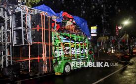 Polisi memeriksa truk pengangkut sound horeg yang diamankan di Mapolres Blitar Kota, Kota Blitar, Jawa Timur, Kamis (28/8/2025). Polres Blitar Kota menahan dan menilang 15 truk pengangkut sound horeg berkapasitas besar serta melakukan pemeriksaan terhadap sejumlah orang yang merupakan panitia penyelenggara pawai akibat tidak mengantongi ijin serta melanggar ketentuan. 
