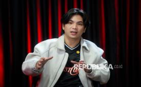 Aktor Venly Arauna Dondokambey saat media visit ke Republika di Jakarta, Selasa (11/8/2026). Kunjungan tersebut dilakukan untuk mempromosikan film Kuasa Gelap:Perjanjian Darah yang akan tayang di bioskop pada 8 Oktober.