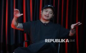 Pemain film Derby Romero saat berkunjung ke Kantor Republika, Jakarta, Selasa (31/3/2026). Derby menanggapi diberlakukannya PP Tunas (Peraturan Pemerintah Nomor 17 Tahun 2025) yang mewajibkan platform digital melindungi anak-anak dengan membatasi akses sesuai usia, memverifikasi data, dan menyaring konten berbahaya. 