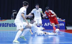 Pemain Timnas futsal Indonesia Muhammad Rizki Xavier (kanan) diadang pemain futsal Kirgistan Amanbaev Donierbek (kiri) dan Makhmadaminov (tengah) pada pertandingan grup A AFC Futsal Asian Cup 2026 di Indonesia Arena, Senayan, Jakarta, Kamis (29/1/2026). Timnas futsal Indonesia berhasil mengalahkan Timnas futsal Kirgistan dengan skor 5-3. 