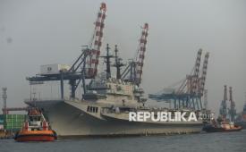 Kapal induk ITS Giuseppe Garibaldi bersiap bersandar di Dermaga 107, Pelabuhan Tanjung Priok, Jakarta, Jumat (18/9/2026). Kapal perang tersebut tiba setelah menempuh pelayaran dari Italia menuju Indonesia.