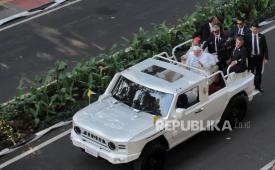 Pemimpin Gereja Katolik Dunia Paus Fransiskus bersiap menyapa umat Katolik yang menghadiri misa akbar menggunakan popemobile di Stadion Madya, kompleks Gelora Bung Karno (GBK) Jakarta, Kamis (5/9/2024). Misa akbar yang dihadiri oleh hampir 90 ribu umat Katolik tersebut akan dipimpin langsung oleh Pemimpin Gereja Katolik Dunia yang juga Kepala Negara Vatikan Paus Fransiskus yang berlangsung pukul 17.00 -19.00 WIB. Paus Fransiskus  melakukan perjalanan keagamaan dan kenegaraan atau apostolik ke Indonesia selama 4 hari dari tanggal 3-6 September mendatang. Indonesia merupakan negara pertama yang akan dikunjungi Paus Fransiskus selama perjalanan apostoliknya selama 11 hari di kawasan Asia Pasifik.