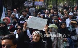 Ratusan peserta mengikuti aksi Walk for Gaza dalam acara Bandung for Gaza bersama MER-C Indonesia bekerjasama dengan Wakaf Salman dan Komunitas Pejuang Subuh Pondok Indah di Jalan Ir H Djuanda, Kota Bandung, Ahad (3/11/2024). Dalam kegiatan tersebut selain merespon genosida yang masih berlangsung di Palestina hingga saat ini, juga dilakukan penggalangan donasi salah satunya untuk membangun kembali rumah sakit Indonesia di Gaza.