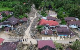 Penampakan aliran sungai yang menggenangi jalan pascabanjir bandang susulan di Nagari Maninjau, Agam, Sumatera Barat, Jumat (26/12/2025). Banjir bandang susulan pada Kamis (25/12/2025) sore itu membawa material lumpur, batu, dan kayu.