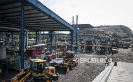Petugas melakukan pengawasan mesin pengolahan sampah menjadi energi listrik pada instalais pembangkit listrik tenaga sampah (PLTSa) Putri Cempo di Solo, Jawa Tengah, Sabtu (15/7/2023). 