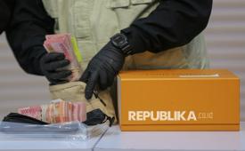 Petugas menunjukan barang bukti hasil tangkap tangan dugaan tindak pidana korupsi pemerasan dan penerimaan lainnya di Kabupaten Tulungagung tahun 2025-2026 di Gedung Merah Putih KPK, Jakarta, Sabtu (11/4/2026).
