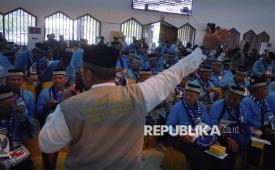 Petugas membantu jamaah calon haji saat tiba di Asrama Haji Pondok Gede, Jakarta, Selasa (21/4/2026). Sebanyak 393 jamaah haji embarkasi Jakarta-Pondok Gede kelompok terbang (kloter) pertama tiba di Asrama Haji Pondok Gede dan akan diberangkatkan menuju Tanah Suci melalui Bandara Soekarno Hatta pada Rabu (22/4) dini hari.