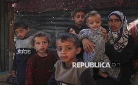 Potret anak-anak di Gaza yang mengalami kekurangan gizi di kamp untuk warga Palestina yang mengungsi di Mawasi, Khan Younis, Jalur Gaza, Jumat (2/5/2025). Terkunci, tersegel, dan hancur oleh pemboman Israel, Gaza menghadapi bencana kelaparan. Ribuan anak Gaza dirawat karena kekurangan gizi. Badan PBB mendokumentasikan peningkatan malnutrisi akut di kalangan anak-anak. Mereka menemukan kekebalan tubuh yang rendah, sering sakit, kehilangan berat badan dan massa otot, tulang atau perut menonjol, dan rambut rapuh. Data UNICEF, sejak awal tahun, lebih dari 9.000 anak telah atau sedang dirawat karena malnutrisi akut.