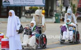 Petugas mendorong kursi roda calon haji lansia menuju aula pemberangkatan di Asrama Haji Embarkasi Aceh, Banda Aceh, Aceh, Jumat (31/5/2024). Kementerian Agama memberikan layanan khusus bagi jamaah haji lansia pada pelaksanaan haji 1445 H/2024, dengan jumlah 44.795 orang atau 21 persen dari total 213.320 jamaah calon haji regular Indonesia. 