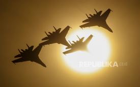 Tim aerobatik Rusia menerbangkan jet tempur Sukhoi Su-35.
