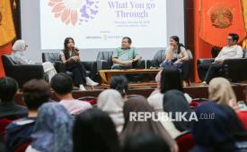 Musisi, Danilla Riyadi (kedua kiri), Psikolog UI, Edward Andriyanto (tengah), Founder Mengenal Diri, Salma Kyana (kedua kanan) dan Mental Health Survivor, Febri Susanto (kanan) saat sesi talkshow dalam acara Out Loud, Talkshow and Healing Experiences di Aula FISIP UI, Depok, Jawa Barat, Kamis (26/2/2026). Republika bersama Badan Konseling Mahasiswa  (BKM) FISIP UI menggelar talkhsow terkait mental health dengan tema Grow Through What You Go Through yang diharapkan menjadi sarana edukasi sekaligus ruang aman bagi penyintas untuk berbagi kisah dan pengalaman dalam menghadapi kondisi kesehatan mental.