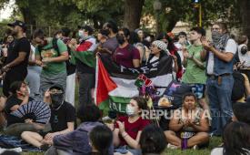 Demonstran menggelar aksi demonstrasi mendukung Palestina di Universitas Texas, Amerika Serikat, Rabu (24/4/2024). Aksi demonstrasi mendukung Palestina meluas di berbagai kampus besar di Amerika Serikat. Pihak kepolisian Amerika Serikat menangkap hampir 500 pelajar dari berbagai kampus di AS karena menggelar demonstrasi pro Palestina dalam beberapa waktu terakhir.