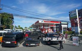 Anggota kepolisian mengatur dan menertibkan pengendara mobil yang mengantre untuk mengisi bahan bakar minyak (BBM) jenis Pertalite di salah satu SPBU di Balikpapan, Kalimantan Timur, Senin (19/5/2025). Antrean kendaraan yang di dominasi mobil mini bus tersebut terjadi di sejumlah SPBU akibat dari kelangkaan BBM jenis Pertamax yang membuat masyarakat beralih membeli BBM jenis Pertalite. 