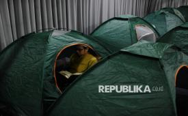 Jamaah membaca Alquran saat itikaf di Masjid Al Falah Apartemen Bassura City, Jakarta. Ilustrasi malam Lailatul Qadar