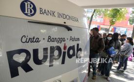 Warga antre menukar uang rupiah di layanan kas keliling Bank Indonesia (BI).