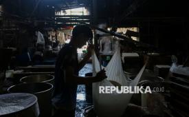 Pekerja menyelasaikan proses pembuatan tahu di sentra produksi tahu kawasan Duren Tiga, Jakarta, Rabu (1/4/2026). Menurut pedagang harga kedelai di sentra industri produksi tahu mengalami kenaikan dari Rp15.600 menjadi Rp17.000 imbas konflik di Timur Tengah. Hal tersebut berdampak pada meningkatnya biaya produksi pembuatan tahu. Meski demikian penjualan tahu di pasaran masih belum mengalami kenaikan. Pedagang berharap, kenaikan harga kedelai bisa dikendalikan oleh pemerintah, sehingga tidak mengalami lonjakan drastis.