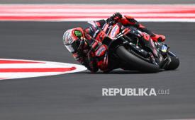 Pembalap Aprilia Racing Marco Bezzecchi memacu kecepatan sepeda motornya dalam sesi kualifikasi Q2 MotoGP Indonesia 2025 di Sirkuit Internasional Pertamina Mandalika, Lombok Tengah, Nusa Tenggara Barat, Sabtu (4/10/2025). Marco Bezzecchi meraih pole position atau posisi pertama dalam posisi star MotoGP Mandalika 2025 setelah menjadi yang tercepat dalam sesi kualifikasi Q2 dengan catatan waktu terbaiknya 1 menit 28,832 detik. 