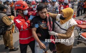 Tim SAR gabungan mengevakuasi penumpang kapal motor penumpang (KMP) Virgo Transport 8 dari kapal patroli cepat Lanal Banjarmasin di Pelabuhan Tri Sakti, Banjarmasin, Kalimantan Selatan, Selasa (15/9/2026). Tim SAR gabungan mengevakuasi sebanyak 22 penumpang selamat yang sempat tertahan di tengah laut akibat terkendala gelombang tinggi sehingga proses evakuasi melalui pemindahan dari dua kapal yang dilanjutkan menggunakan kapal patroli cepat agar mempercepat proses evakuasi menuju Banjarmasin. 