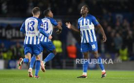 Pemain Brighton Danny Welbeck (kanan).