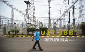 Petugas PLN berjalan didekat di Gardu Induk Tegangan Ekstra Tinggi (GITET) 500 kV Gandul, Cinere, Depok, Jawa Barat, Jumat (27/12/2024). 