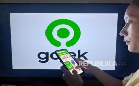 Pengguna mengakses aplikasi Tokopedia di Jakarta, Rabu (31/1/2024).