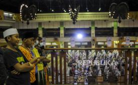 Sejumlah umat Islam melaksanakan Shalat Tarawih di Masjid Raya Jakarta Islamic Center, Jakarta, Senin (18/4/2022). Bagaimana Kalau Makmum Tertinggal Sholat Tarawih?