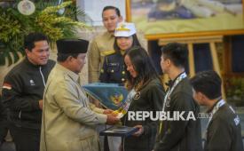 Presiden Prabowo Subianto didampingi Menteri Pemuda dan Olahraga Erick Thohir memberikan  penghargaan kepada perwakilan atlet SEA Games Thailand 2025 di Istana Negara, Jakarta, Kamis (8/1/2026). Presiden Prabowo Subianto secara resmi menyerahkan penghargaan berupa bonus kepada atlet SEA Games Thailand 2025 yang berhasil meraih medali untuk Indonesia. Atlet peraih medali emas tunggal menerima bonus sebesar Rp1 miliar, peraih medali perak tunggal Rp315 juta, dan peraih medali perunggu tunggal Rp157 juta. Sementara itu, peraih medali emas beregu menerima bonus Rp500 juta per orang, peraih medali perak beregu Rp220.500.000 per orang, dan peraih medali perunggu beregu Rp110.250.000 per orang.