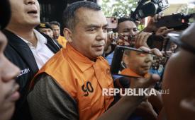 Wakil Menteri Imigrasi dan Pemasyarakatan (Imipas) Silmy Karim (tengah) berjalan dengan mengenakan rompi tahanan usai menjalani pemeriksaan di Gedung Merah Putih KPK, Jakarta, Kamis (4/6/2026). Setelah memeriksa Silmy selama lebih dari 10 jam, KPK menetapkannya sebagai tersangka kasus dugaan korupsi terkait pengurusan izin tinggal warga negara asing (WNA) di Indonesia. 