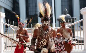 Masyarakat adat Papua Barat dan aktivis lingkungan melakukan aksi unjuk rasa menentang ekspansi kelapa sawit yang mengancam hutan mereka di depan gedung Mahkamah Agung, Jakarta, Senin (27/5/2024).