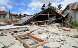 Seorang anggota TNI membongkar atap rumah salah seorang warga yang roboh akibat gempa bermagnitudo 6,7 di Desa Kamarora A, Kecamtan Nokilalaki, Sigi, Sulawesi Tengah, Rabu (17/6/2026). Badan Nasional Penanggulangan Bencana (BNPB) melaporkan, gempa yang terjadi pada Senin (16/6) pukul 10.27 WIB itu mengakibatkan seorang warga meninggal dunia dan sekitar 110 Kepala Keluarga atau 312 jiwa terdampak, 25 warga luka ringan, 13 luka berat, sementara rumah yang terdampak masing-masing 12 unit rusak berat, enam rusak sedang, dan 26 unit rusak ringan. 