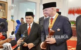 FIFA President Gianni Infantino with PSSI Chairman Erick Thohir during press briefing at Istana Negara, Jakarta after receiving a Star of Merit honor from President Jokowi.