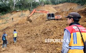 Pekerja mengoperasikan alat berat saat membersihkan timbunan longsor yang menutupi badan jalan lintas Geumpang-Pameu-Takengon di Desa Panton Tengah, Rusip Antara, Aceh Tengah, Aceh, Rabu (24/12/2025). Pemerintah bersama TNI mengerahkan belasan alat berat untuk membersihkan badan jalan dari timbunan lumpur dan memperbaiki jalan amblas pascabencana hidrometeorologi Aceh. 