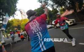Peserta berlari saat mengikuti Run for Free Palestine 2026 di Masjid Agung Sunda Kelapa, Jakarta, Ahad (5/7/2026). Run for Free Palestine 2026 yang diikuti sekitar ratusan peserta dari wilayah Jabodetabek, Bandung hingga Yogyakarta tersebut merupakan gerakan yang bertujuan memadukan gaya hidup sehat dengan kepedulian terhadap isu kemanusiaan.