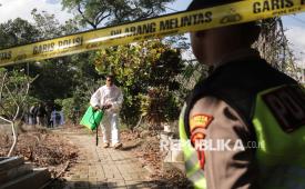 Petugas mengenakan baju alat pelindung diri saat proses ekshumasi jenazah Sutrimo mantan kepala rumah tangga eks Jampidsus Kejagung Febrie Adriansyah, di Desa Wlahar, Wangon, Banyumas, Jawa Tengah, Rabu (12/8/2026). Proses ekshumasi tersebut dilakukan oleh tim gabungan Ditreskrimum Polda Metro Jaya, Polda Jawa Tengah dan Polresta Banyumas serta Perhimpunan Dokter Forensik dan Medikolegal Indonesai (PDFMI) yang mencakup pembongaran makam, pemeriksaan luar, serta pengambilan sampel jaringan tubuh untuk mengungkap penyebab pasti kematian Sutrimo. 