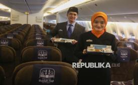 Awak kabin menunjukan makanan untuk jamaah selama penerbangan yang ada di pesawat Garuda Indonesia yang akan digunakan untuk armada angkutan haji 1447 H/2026 di hanggar GMF Bandara Soekarno Hatta, Tangerang, Banten, Rabu (15/4/2026). Garuda Indonesia menyiapkan 15 pesawat berbadan lebar untuk mengangkut 102.502 jemaah haji yang terbagi dalam 278 kelompok terbang (kloter) dari 10 embarkasi, yakni Jakarta, Banda Aceh, Medan, Padang, Solo, Yogyakarta, Balikpapan, Banjarmasin, Makassar, dan Lombok yang akan mulai diberangkatkan pada Selasa (21/4). 
