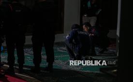 Tim Laboratorium Forensik (Labfor) Bareskrim Polri melakukan olah TKP di lokasi ledakan di SMAN 72 Jakarta, Kelapa Gading, Jakarta, Jumat (7/11/2025). Kapolda Metro Jaya Irjen Pol Asep Edi Suheri mengungkapkan hingga saat ini pukul 19.00 WIB proses olah TKP masih berlangsung dan pihak kepolisian masih melakukan pendalaman terkait insiden ledakan tersebut. Peristiwa ledakan tersebut terjadi sebanyak dua kali pada sekitar pukul 12.15 WIB di area musala sekolah saat sejumlah siswa dan guru sedang melaksanakan ibadah shalat Jumat. Sementara menurut keterangan Gubernur DKI Jakarta, Pramono Anung, jumlah korban luka akibat insiden tersebut hingga saat ini sebanyak 55 orang. Republika/Thoudy Badai