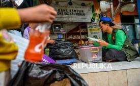 Petugas mencatat hasil tabungan sampah warga di Bank Sampah One Six Sauyunan di Astanaanyar, Bandung, Jawa Barat, Senin (9/2/2026). Kementerian Lingkungan Hidup melalui Badan Pengendalian Lingkungan Hidup mencanangkan program satu RW satu bank sampah yang menjadi program strategis nasional dan diharapkan mampu mengoptimalkan pengelolaan sampah melalui pemberdayaan masyarakat dengan menargetkan sebanyak 83.451 bank sampah baru pada 2029 mendatang. 
